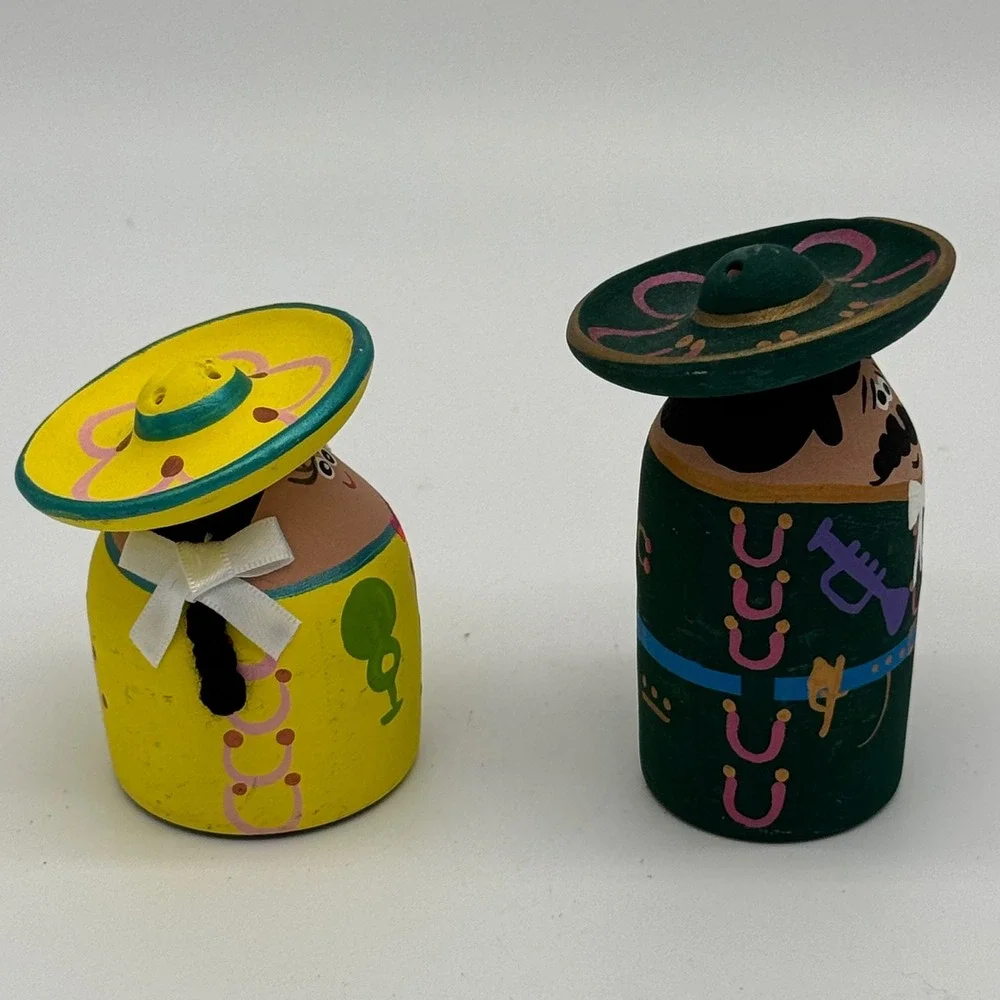 Vintage Hand Painted Mexican Folk Art Clay Mariachi Couple Salt Pepper Shakers